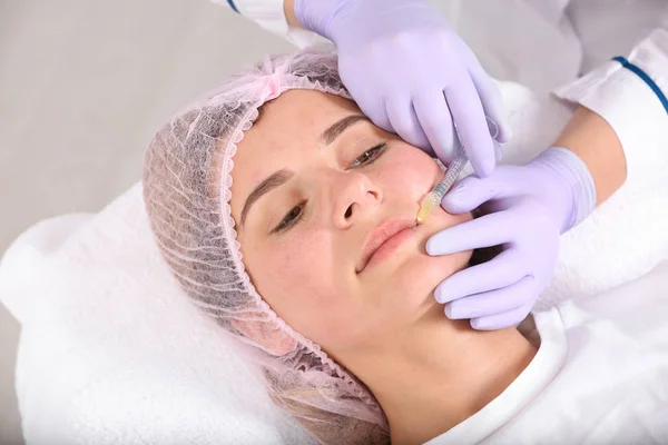 Kobieta Trakcie Procedury Biorevitalization Twarz Salonie Zabieg Kosmetyczny — Zdjęcie stockowe