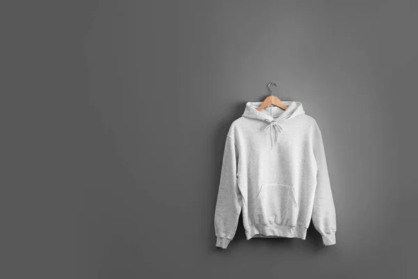 Nieuwe Hoodie Sweater Met Hanger Grijze Muur Mockup Voor Ontwerp — Stockfoto