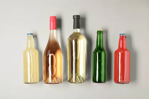 Flaskor Med Olika Alkoholhaltiga Drycker Ljus Bakgrund Ovanifrån — Stockfoto