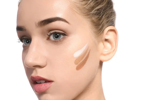 Ung Kvinna Med Olika Nyanser Skin Foundation Hennes Ansikte Mot — Stockfoto