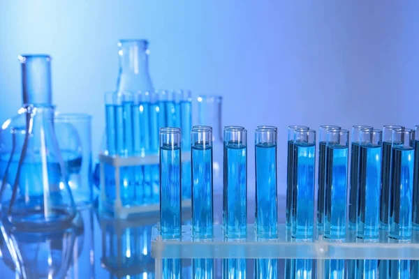 Κάτοχος Σωλήνες Δοκιμής Στο Εργαστήριο Χημική Ανάλυση — Φωτογραφία Αρχείου