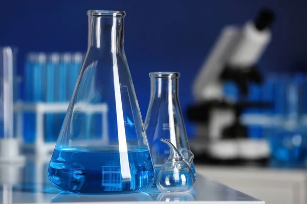 Vidros Laboratório Mesa Dentro Casa Análise Química — Fotografia de Stock