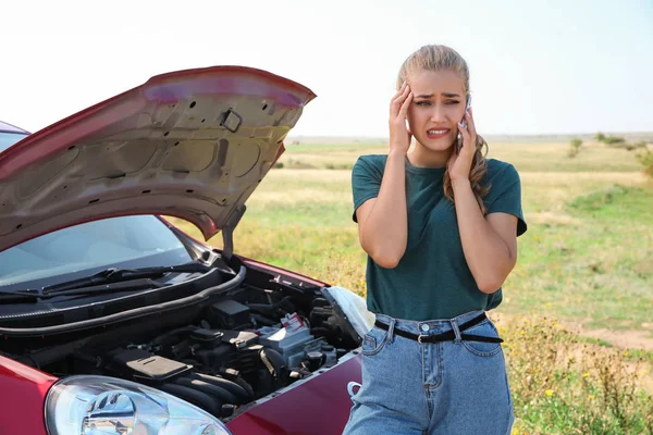 壊れた車屋外近く電話で話している女性 — ストック写真