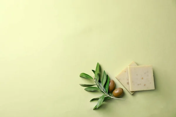 Handgemachte Seifenstäbe Und Blätter Mit Oliven Auf Farbigem Hintergrund Draufsicht — Stockfoto