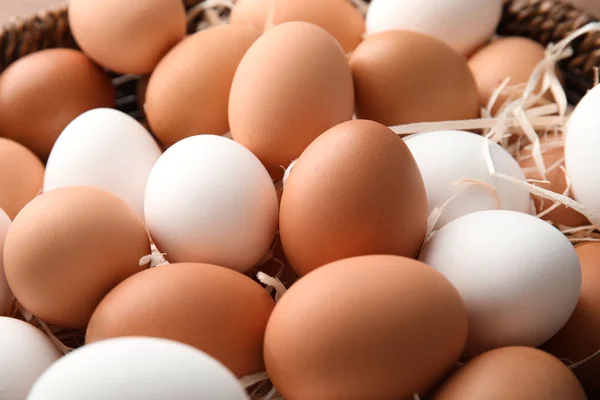 Σωρός Από Ωμό Κοτόπουλο Αυγά Άχυρο Κοντινό Πλάνο — Φωτογραφία Αρχείου
