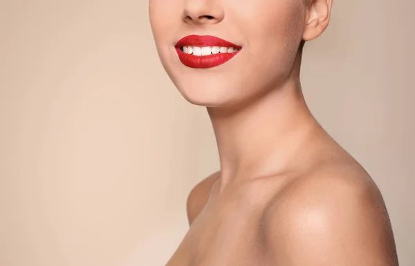 Όμορφη Νεαρή Γυναίκα Κόκκινα Χείλη Στο Χρώμα Φόντου Κινηματογράφηση Πρώτο — Φωτογραφία Αρχείου