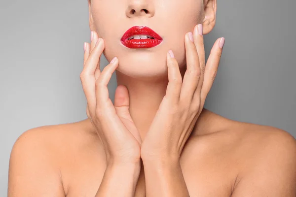 Hermosa Mujer Joven Con Labios Brillantes Rojos Sobre Fondo Gris —  Fotos de Stock