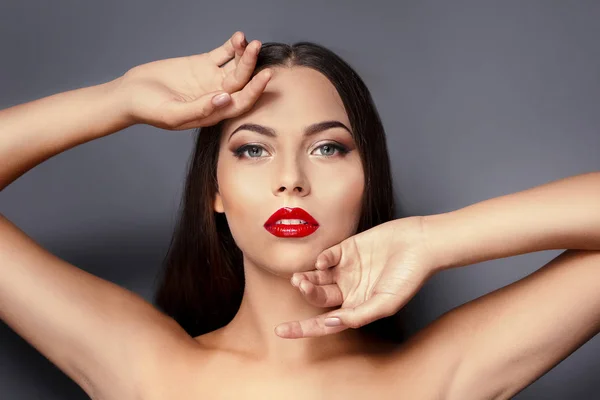 灰色の背景に赤の光沢のある唇と美しい若い女性のポートレート — ストック写真
