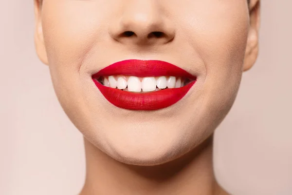 Bella Giovane Donna Con Labbra Rosse Sfondo Colore Primo Piano — Foto Stock