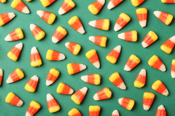 Composición Plana Con Deliciosos Callos Caramelo Sobre Fondo Color — Foto de Stock