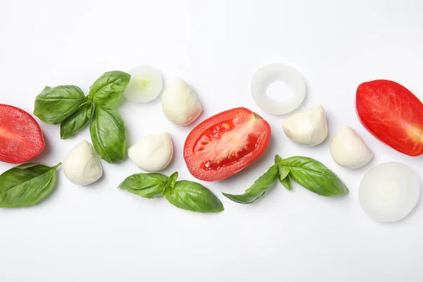 Feuilles Basilic Vert Frais Tomates Mozzarella Sur Fond Blanc Vue — Photo