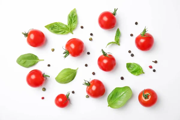 Hojas Albahaca Verde Fresca Tomates Cherry Sobre Fondo Blanco Vista — Foto de Stock