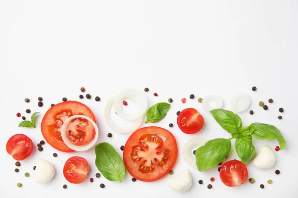 Feuilles Basilic Vert Frais Tomates Mozzarella Sur Fond Blanc Vue — Photo