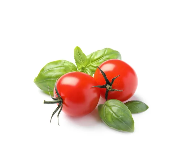 Hojas Albahaca Verde Fresca Tomates Cherry Sobre Fondo Blanco — Foto de Stock