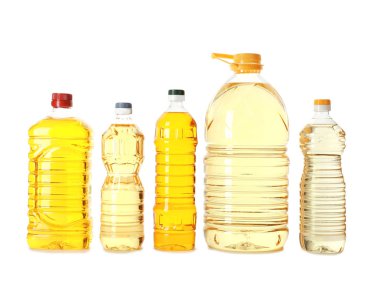 Beyaz arka plan üzerinde yağlar ile farklı plastik şişe
