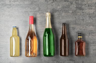 Şişe gri arka plan, üstten görünüm üzerinde farklı alkollü içecekler