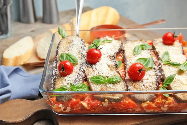 Berenjena Horno Con Tomates Queso Albahaca Vajilla Mesa Primer Plano —  Fotos de Stock