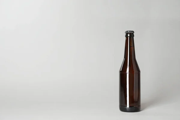 Flesje Bier Een Grijze Achtergrond Ruimte Voor Tekst — Stockfoto