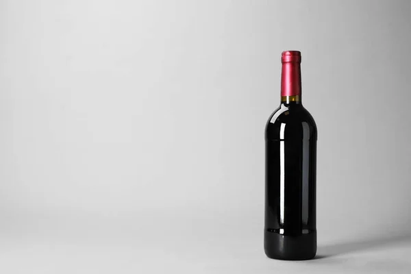 Flasche Wein Auf Grauem Hintergrund Raum Für Text — Stockfoto