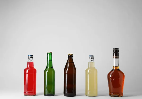 Μπουκάλια Διάφορα Αλκοολούχα Ποτά Ανοιχτόχρωμο Φόντο — Φωτογραφία Αρχείου