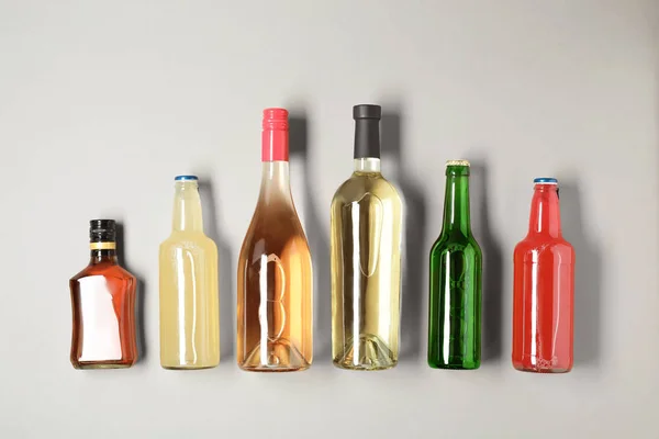 Flaskor Med Olika Alkoholhaltiga Drycker Ljus Bakgrund Ovanifrån — Stockfoto