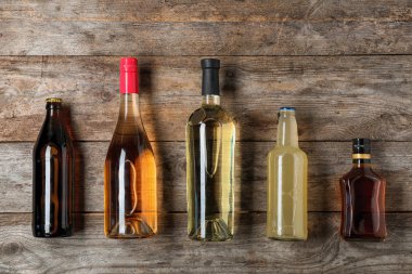 Ahşap arka plan, üstten görünüm üzerinde farklı alkollü içecekler şişe