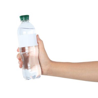 Beyaz arka plan üzerinde boş etiketi ile saf su plastik şişe tutan kadın