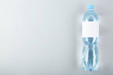 Açık renkli, yukarıdan su şişe. Metin için yer