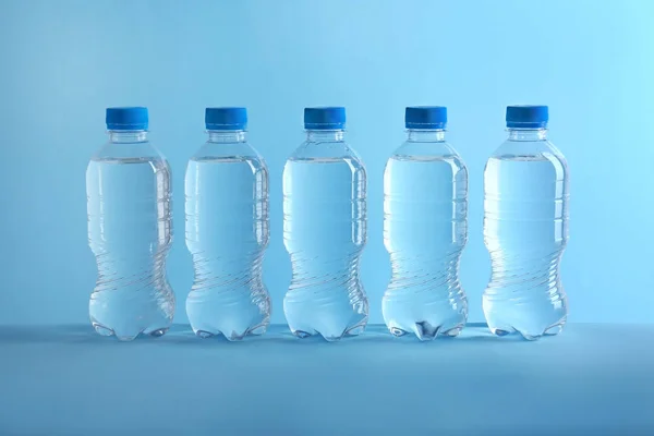 Σειρά Από Πλαστικά Μπουκάλια Νερό Στο Χρώμα Φόντου — Φωτογραφία Αρχείου