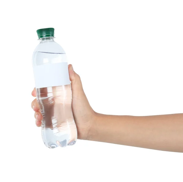 Frau Hält Plastikflasche Mit Reinem Wasser Mit Leerem Etikett Auf — Stockfoto