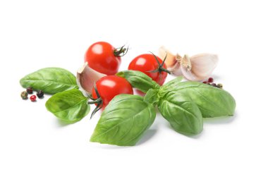 Taze yeşil fesleğen yaprağı, kiraz domates ve sarımsak beyaz arka plan üzerinde