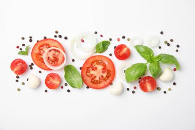 Taze yeşil fesleğen yaprağı, domates ve mozzarella beyaz arka planda, üstten görünüm