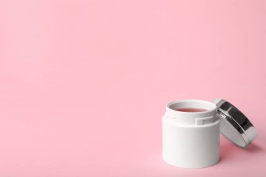 Kozmetik ürün ve renk arka plan üzerinde metin için yer kavanoz