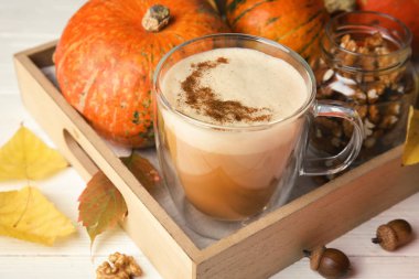 Lezzetli kabak spice latte masada fincan ile kompozisyon