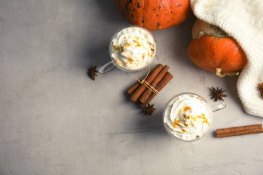 Kabak spice latte ve tablo metin için yer düz yatıyordu kompozisyonu