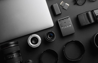 Koyu arka plan üzerinde profesyonel fotoğrafçı ekipman ile düz yatıyordu kompozisyon