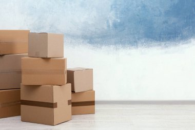 Karton kutular renk duvarının yakınında katta. Mockup tasarım için