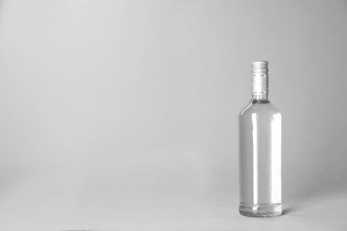 Gri arka plan üzerinde alkollü içki şişe. Metin için yer