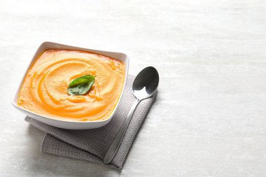 Kase lezzetli kabak çorbası ışık arka plan üzerinde. Metin için yer