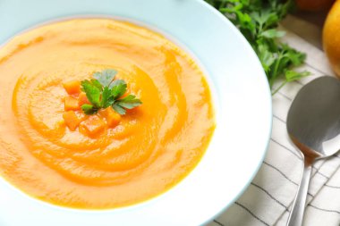 Tablo, portre görünümünde üzerinde lezzetli kabak çorbası ile plaka