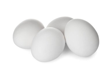 Beyaz arka plan üzerinde birkaç çiğ tavuk yumurta