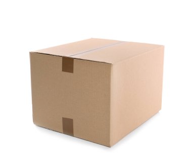 Beyaz zemin üzerine karton koli kutu. Mockup tasarım için