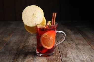 Ahşap masa üzerinde kırmızı mulled şarap bardağı