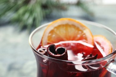 Arka plan bulanık, closeup karşı kırmızı mulled şarap bardağı