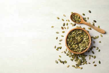 Açık renkli, üstten görünüm üzerinde çiğ Kabak Çekirdeği kabuklu. Metin için yer