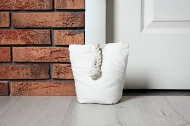 Beyaz kapı evde yakınındaki doldurulmuş çanta