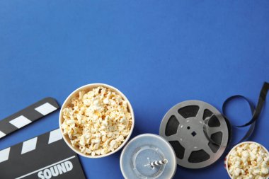 Patlamış mısır ve renk arka plan üzerinde metin için yer düz yatıyordu kompozisyonu. Sinema snack