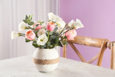 İç Tasarım Oda tablo öğesi olarak güzel çiçekli vazo