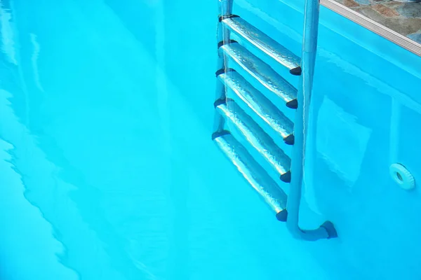 Moderna Piscina Con Escaleras Complejo —  Fotos de Stock