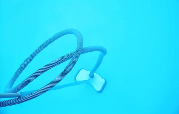 Καθαρισμός Εξωτερικής Πισίνας Υποβρύχια Σκούπα Closeup — Φωτογραφία Αρχείου